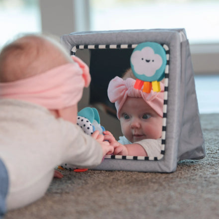Sassy Tummy Time vloerspiegel met licht gebogen spiegel voor buiklig, te koop bij De Gele Flamingo.