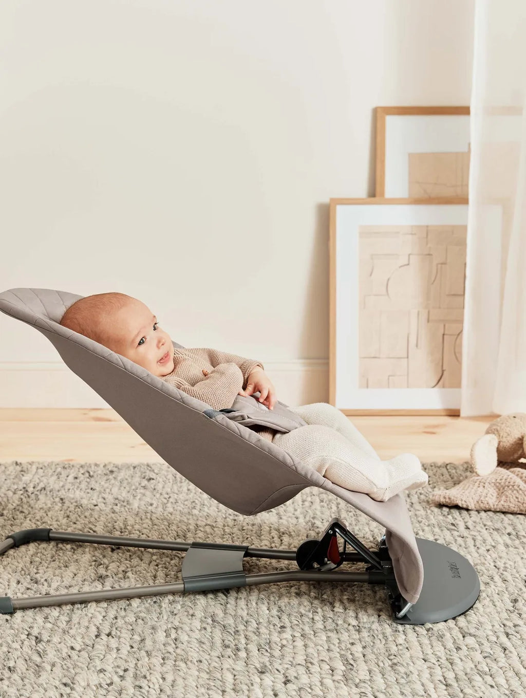 Babybjörn wipstoeltje Bliss Klassiek Quilt zandgrijs met liggende baby