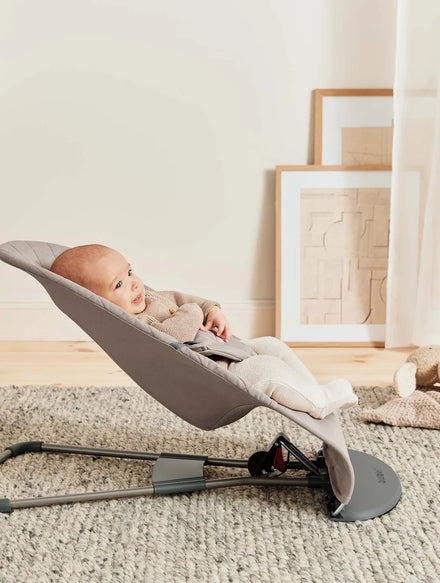 Babybjörn wipstoeltje Bliss Klassiek Quilt zandgrijs met liggende baby