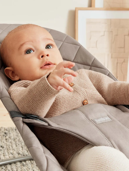 Babybjörn wipstoeltje Bliss Klassiek Quilt zandgrijs, baby van dichtbij