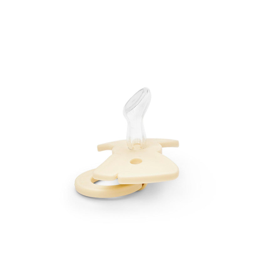 Elodie Details fopspeen silicone 0-6M in Oat White met ventilatiegaatjes in het schild, bij De Gele Flamingo.