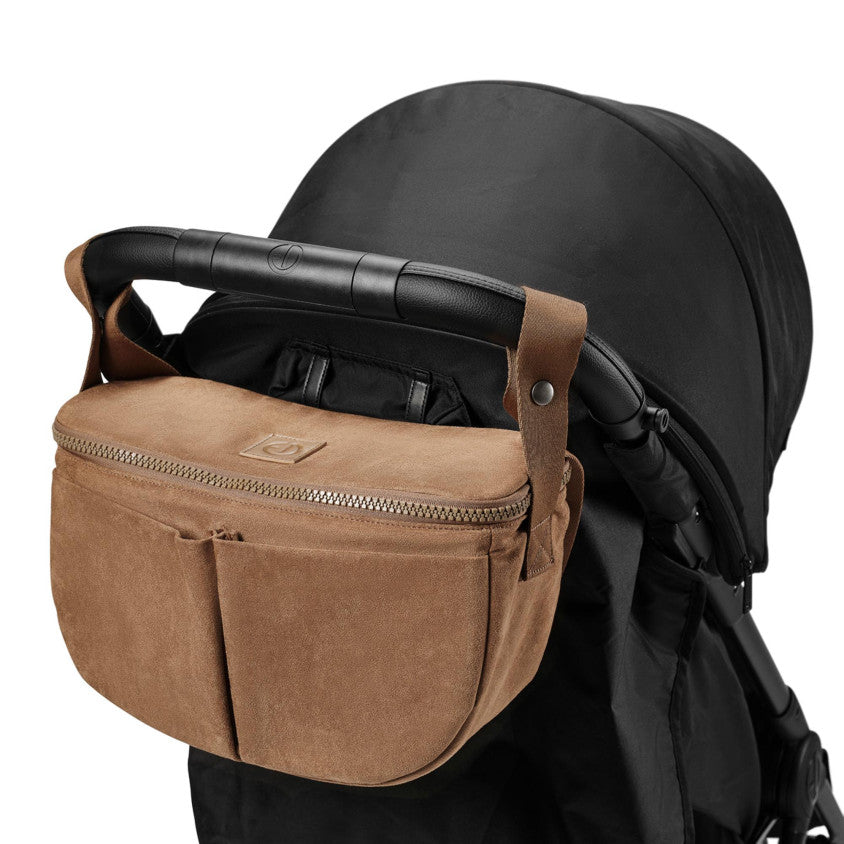 Elodie ruime buggy organizer Half Moon in Caramel Brown van waterafstotend polyester, bij De Gele Flamingo.