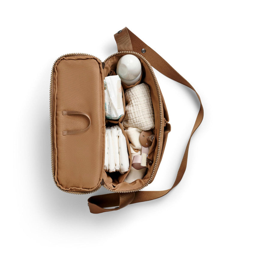 Elodie ruime buggy organizer Half Moon in Caramel Brown van waterafstotend polyester, bij De Gele Flamingo.