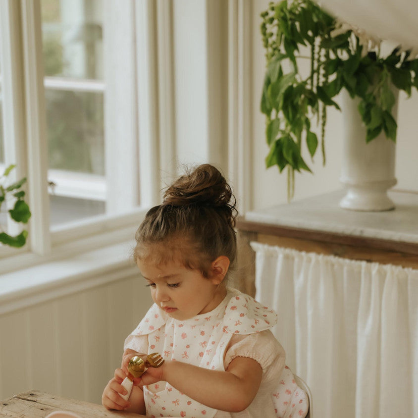 Elodie Details Silicone Sticky Bord Set Rosy Bow met antislip zuignap, verkrijgbaar bij De Gele Flamingo.