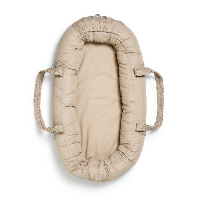 Elodie Details Babynest in Tender Taupe met zachte vulling voor pasgeboren baby's, verkrijgbaar bij De Gele Flamingo.