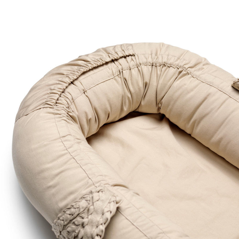 Elodie Details Babynest in Tender Taupe met zachte vulling voor pasgeboren baby's, verkrijgbaar bij De Gele Flamingo.