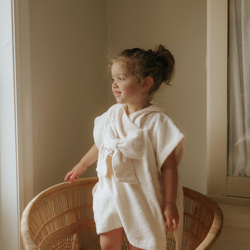 Elodie Details badponcho 80 x 80 cm in Creamy White van katoenen badstof, te koop bij De Gele Flamingo.