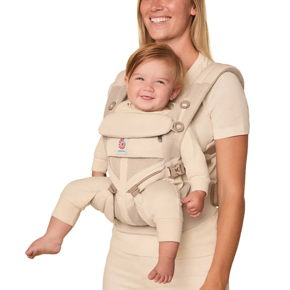 Opvouwbaar kapje van de Ergobaby Omni Classic Mesh Natural Beige, draagzak bij De Gele Flamingo voor onderweg