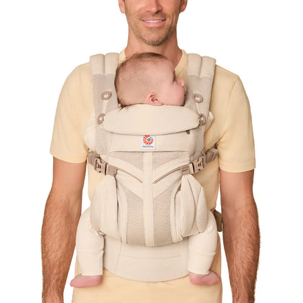 Ergobaby Omni Classic Mesh Natural Beige ondersteunt de gezonde M-houding, geselecteerd door De Gele Flamingo
