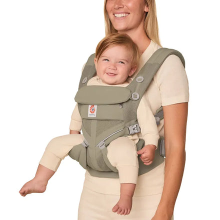 Ergobaby Omni Classic Mesh Soft Olive met gewatteerde schouderbanden en verstelbare borstband, bij De Gele Flamingo