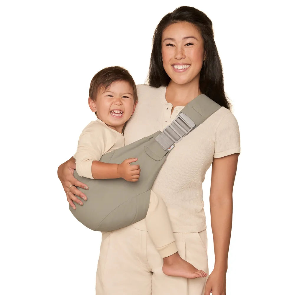 Ergobaby Upsie Sling draagzak in Soft Olive, compacte sling van De Gele Flamingo voor snelle op- en afstapmomenten