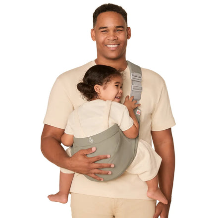 Ergobaby Upsie Sling in Soft Olive vouwt supercompact op voor in de luiertas, verkrijgbaar bij De Gele Flamingo