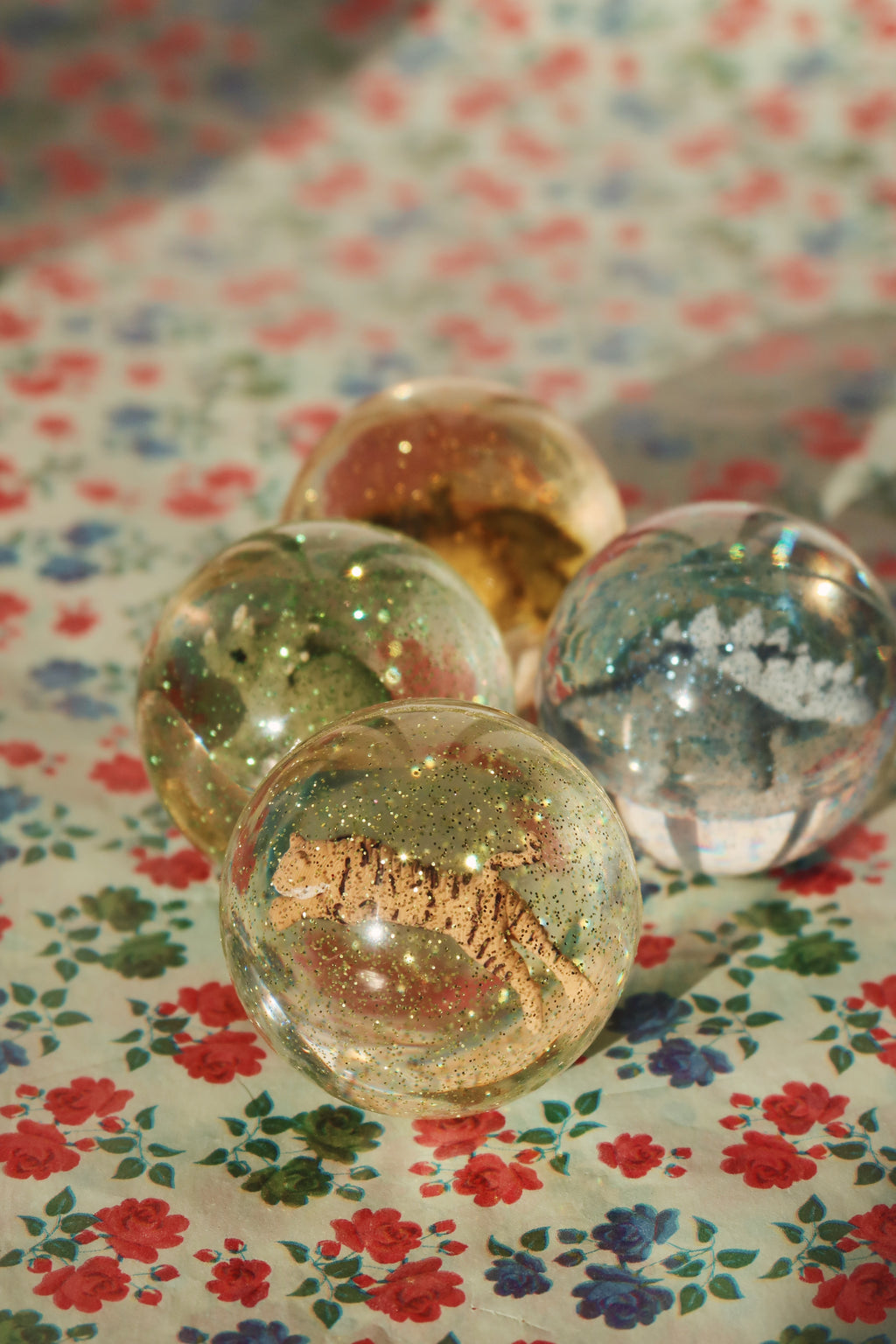 Konges Sløjd Bouncing Ball Set Lemon/Tiger bevat 2 balletjes, bij De Gele Flamingo