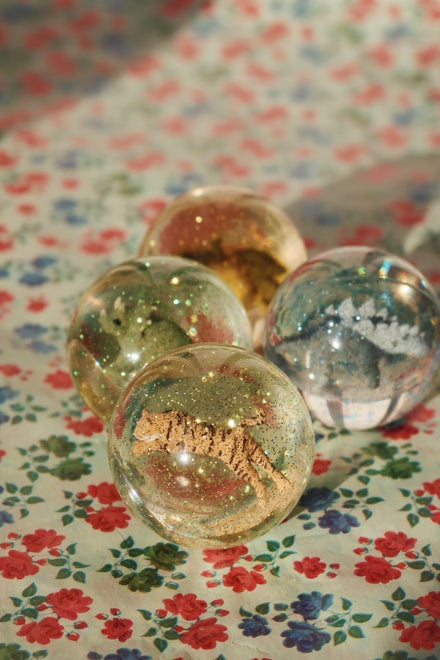 Konges Sløjd Bouncing Ball Set Lemon/Tiger bevat 2 balletjes, bij De Gele Flamingo