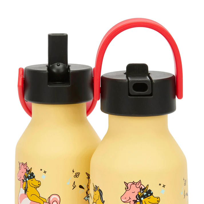 Hello Hossy drinkfles Unicorn vastgehouden door een kind
