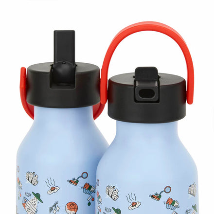 Hello Hossy drinkfles Dunk vastgehouden door een kind