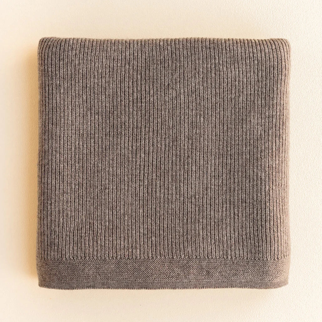 Hvid Deken Felix in de kleur Otter, gebreid van 100% extra fijne merino lamswol, bij De Gele Flamingo.