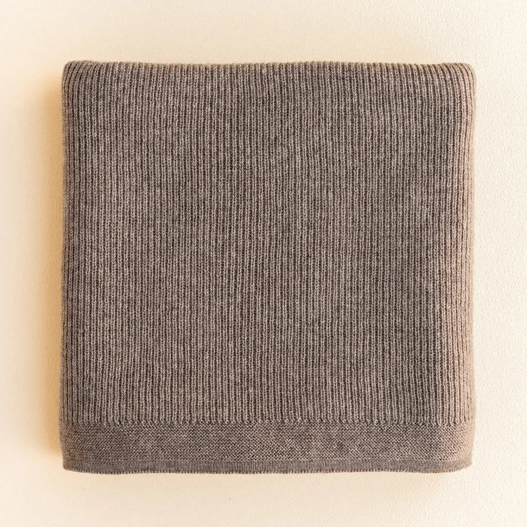 Hvid Deken Felix in de kleur Otter, gebreid van 100% extra fijne merino lamswol, bij De Gele Flamingo.