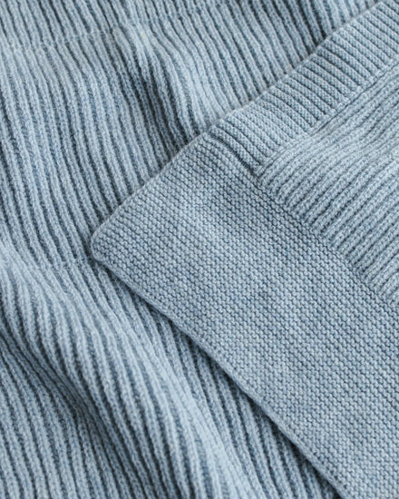 Hvid Deken Gaston Frost Blue, in Belgie gebreid van mulesingvrije merinowol, bij De Gele Flamingo.