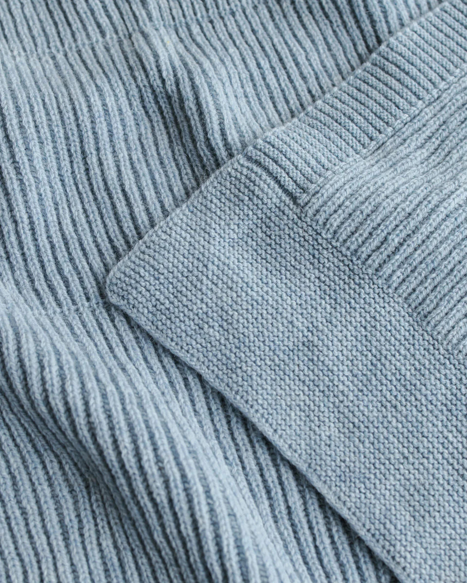 Hvid Deken Gaston Frost Blue, in Belgie gebreid van mulesingvrije merinowol, bij De Gele Flamingo.