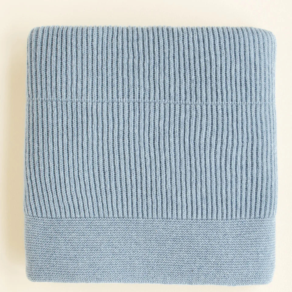 Hvid Deken Gaston in Frost Blue, groot dekentje van 100% extra fijne merino lamswol bij De Gele Flamingo.