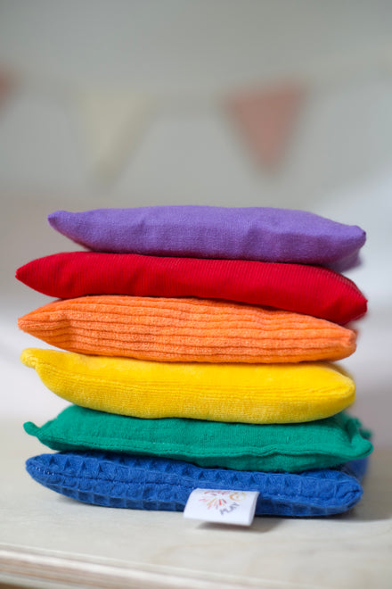 Pit & Play pittenzakjes regenboog, stapel op tafel