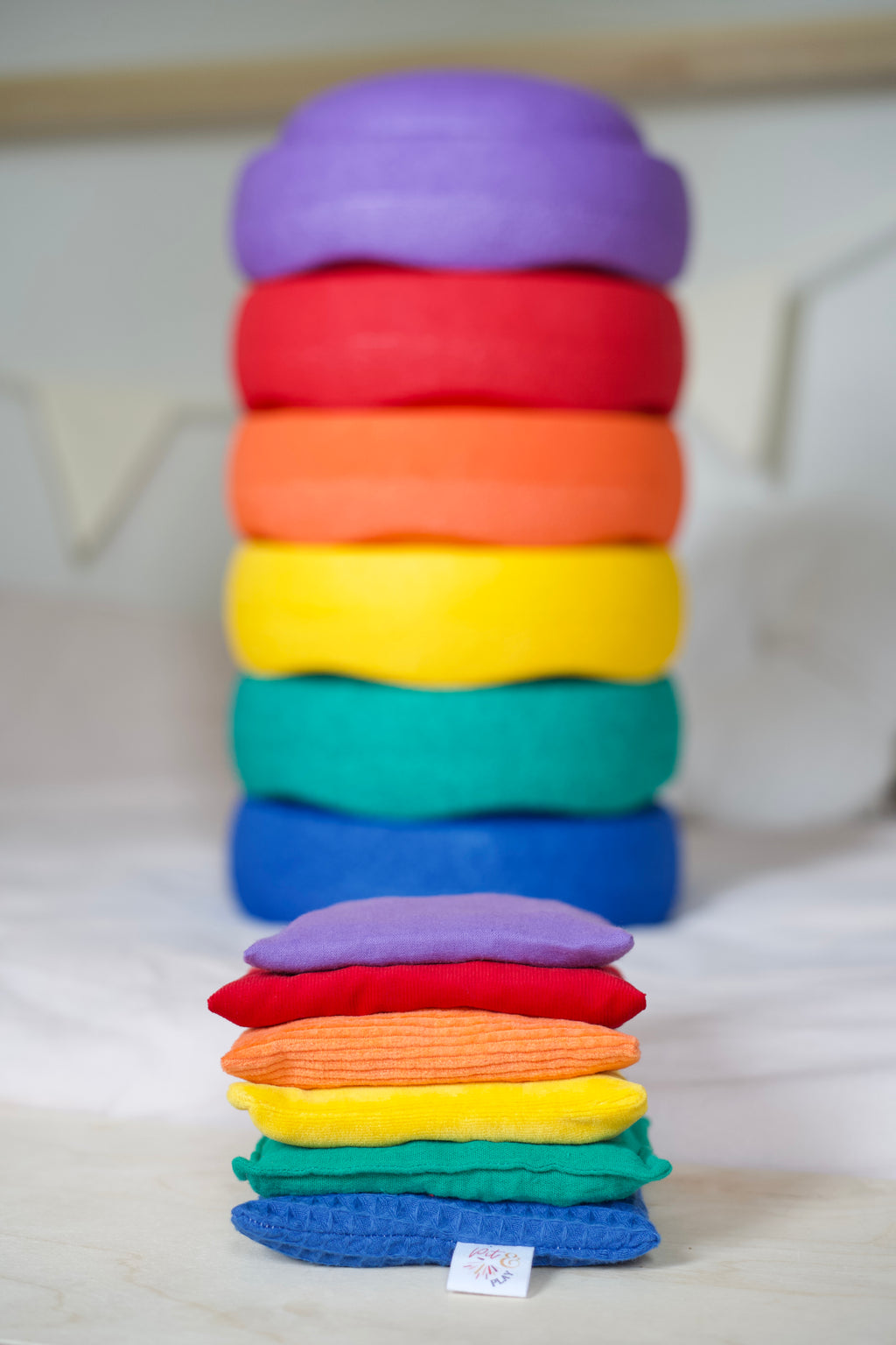 Pit & Play pittenzakjes regenboog, op een toren stapelstenen