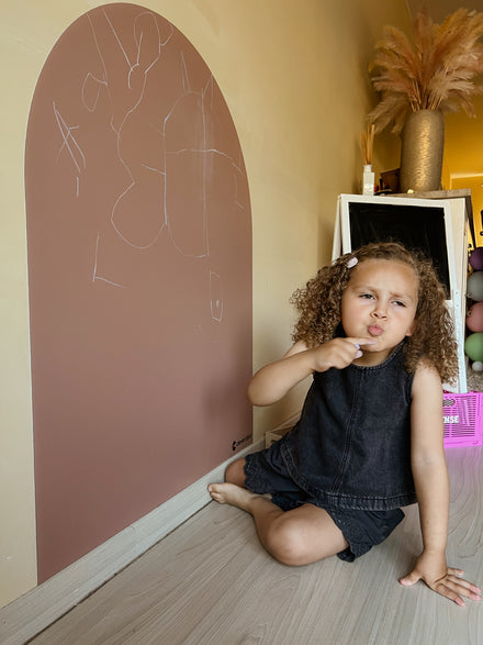 Cleverclixx magnetische muursticker Mocha Cream - kind bouwt op de muursticker