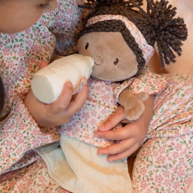 Little Dutch Babypop Met Mandje Evi in een ribstof reismandje, bij De Gele Flamingo.