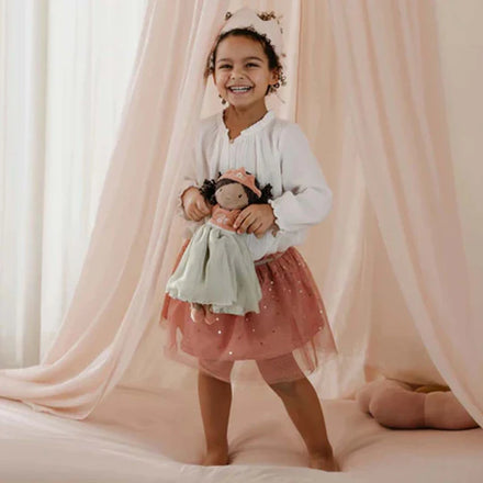 De zachte Princess Evi van Little Dutch is 35 cm groot en past in kleine handjes, De Gele Flamingo.