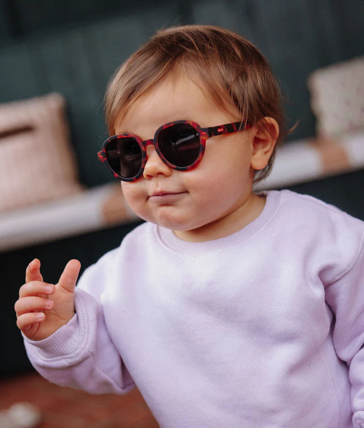 Hello Hossy zonnebril Megy Craky 9-24M met rond design, verkrijgbaar bij De Gele Flamingo.