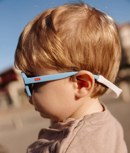 Hello Hossy Zonnebril Hossy Leo 3-5Y gemaakt van gerecycled polycarbonaat, stevig en licht.