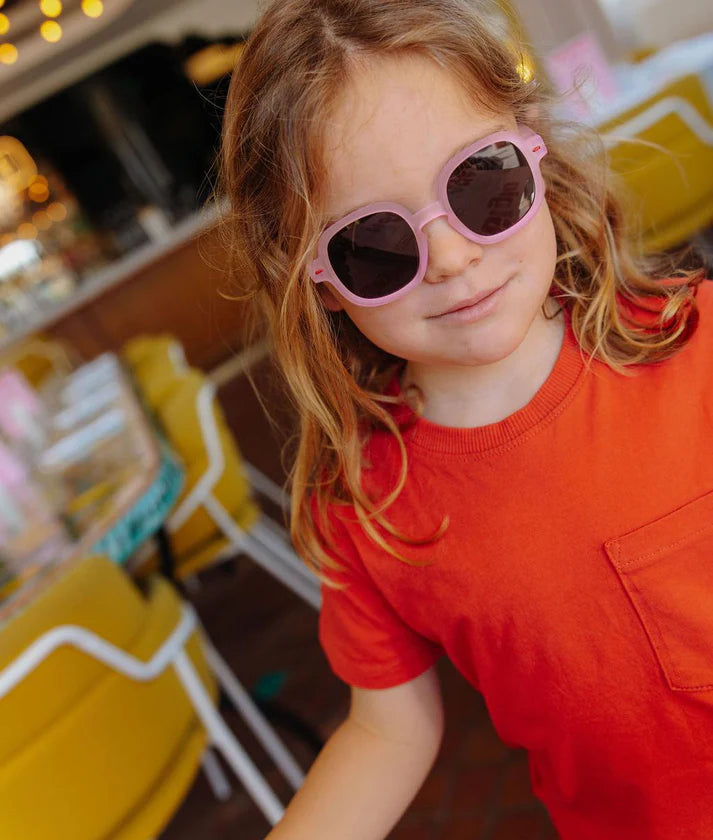 Hello Hossy Zonnebril Koody Rosie in maat 2-3Y, rond model van De Gele Flamingo.