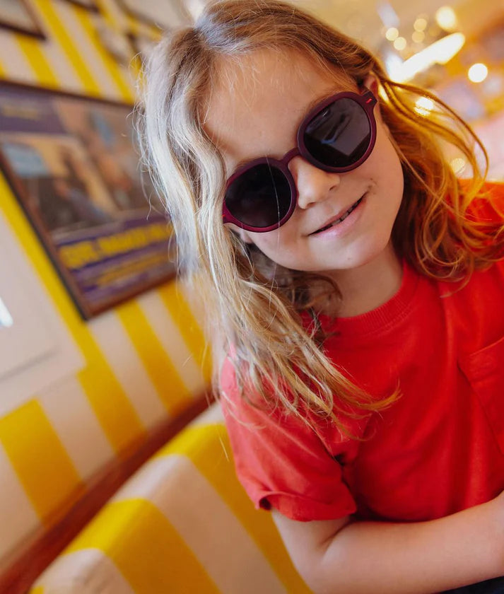 Hello Hossy Zonnebril Megy Lily 3-5Y met flexibele scharnieren voor extra draagcomfort.