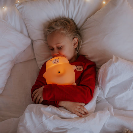 Mary's Snoaring Bear in ABS en siliconen, oplaadbaar via USB-C, te koop bij De Gele Flamingo