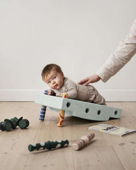 MODU Baby Activity Set Ocean Mint met balance board, 4 wieltjes en 4 pegs, van De Gele Flamingo