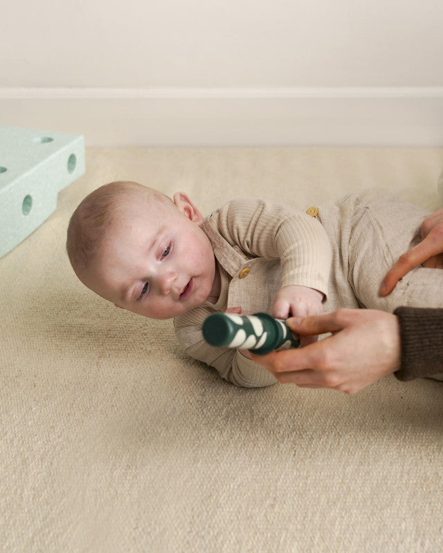 MODU Baby Activity Set Forest Green met rattle pegs die geluiden en patronen maken, bij De Gele Flamingo
