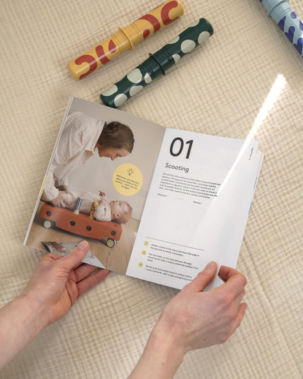 MODU Baby Activity Set Sand Grey met inspiratiegids vol 12 speelse activiteiten, bij De Gele Flamingo