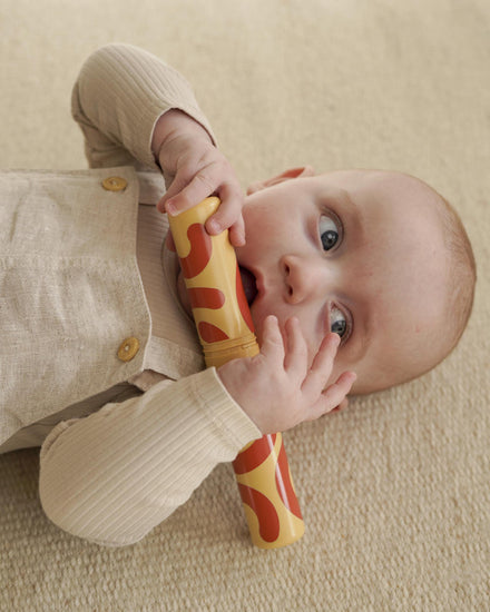 MODU Sand Grey en Honey Yellow set met rattle pegs als rammelaars voor tummy time, bij De Gele Flamingo