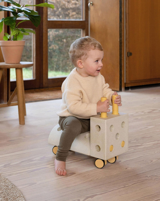 MODU Tiny Ride in Sand Grey en Honey Yellow bij De Gele Flamingo, wagentje met 360 graden wieltjes