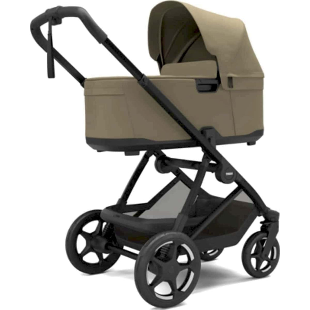 Thule Charm 2-in-1 Faded Khaki weegt 13,8 kg en meet uitgeklapt 83 x 61,5 x 104 cm