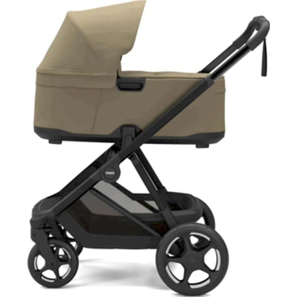 Thule Charm 2-in-1 Faded Khaki blijft ingeklapt rechtop staan, bij De Gele Flamingo