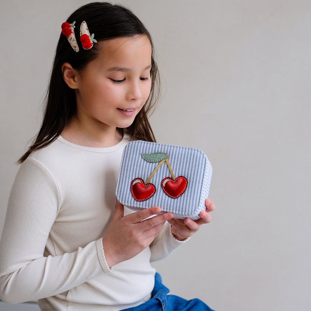 Haarspeldjes Pom Pom Cherries van Mimi & Lula, feestelijk detail voor elke look bij De Gele Flamingo
