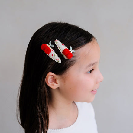 Pom Pom Cherries clic clacs van Mimi & Lula, vrolijke haaraccessoire uit het assortiment van De Gele Flamingo