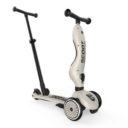 Ouder duwt kind op de Scoot and Ride Highwaykick 1 Push & Go Ash met de duwstang