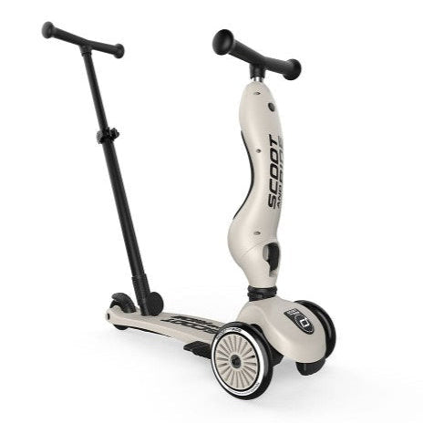 Ouder duwt kind op de Scoot and Ride Highwaykick 1 Push & Go Ash met de duwstang