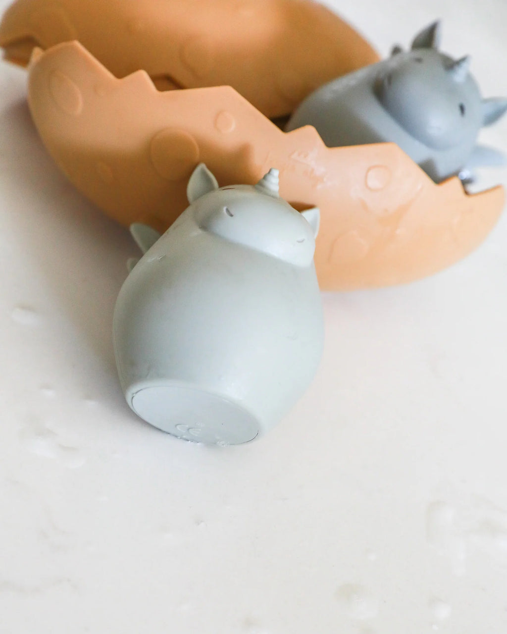 * Konges Sløjd Silicone Badspeeltjes Dino Egg | Almond Mix