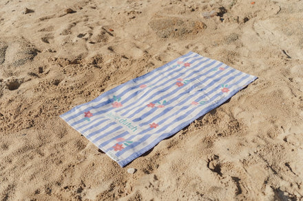 Zachte badhanddoek Dreamy Purple Stripe van Little Dutch voor aan het zwembad, te koop bij De Gele Flamingo.