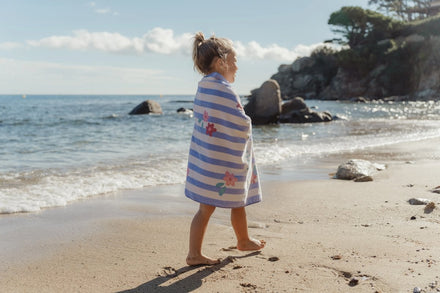Little Dutch Strandhanddoek Dreamy Purple Stripe, handig voor waterpret in de tuin, bij De Gele Flamingo.