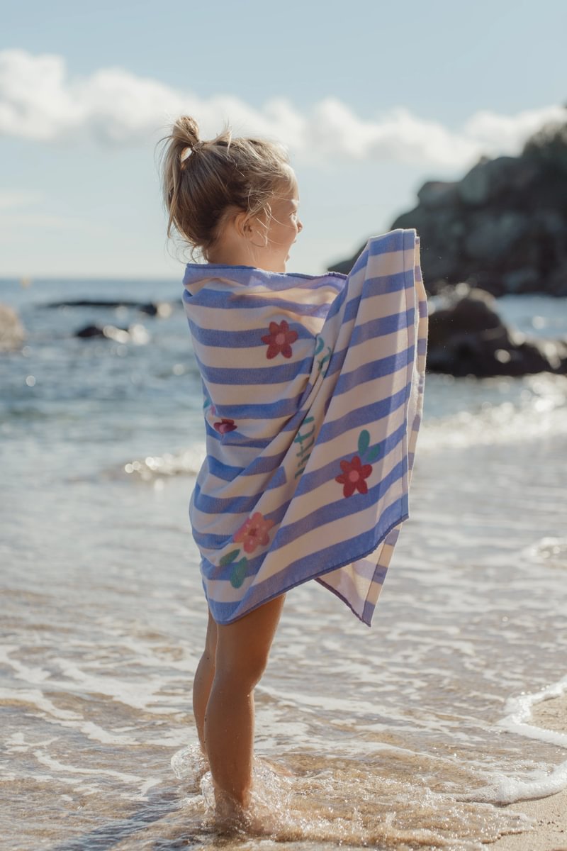 Biologisch katoenen strandhanddoek Dreamy Purple Stripe van Little Dutch, 60x120 cm, De Gele Flamingo.